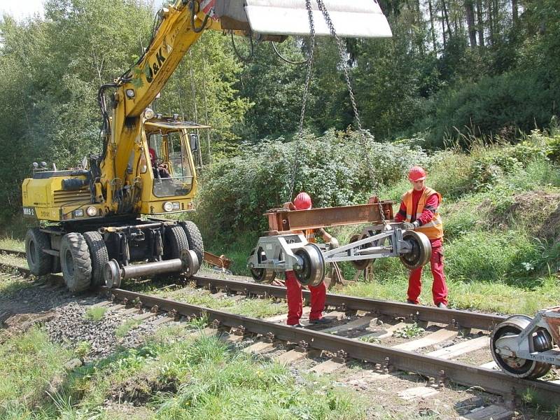 PRÁCE NA POSLEDNÍ ČÁSTI třetího tranzitního koridoru na trati Cheb Cheb státní hranice jsou v plném proudu. Stavebníci právě nyní připravují okolí kolem trati pro novou etapu. 