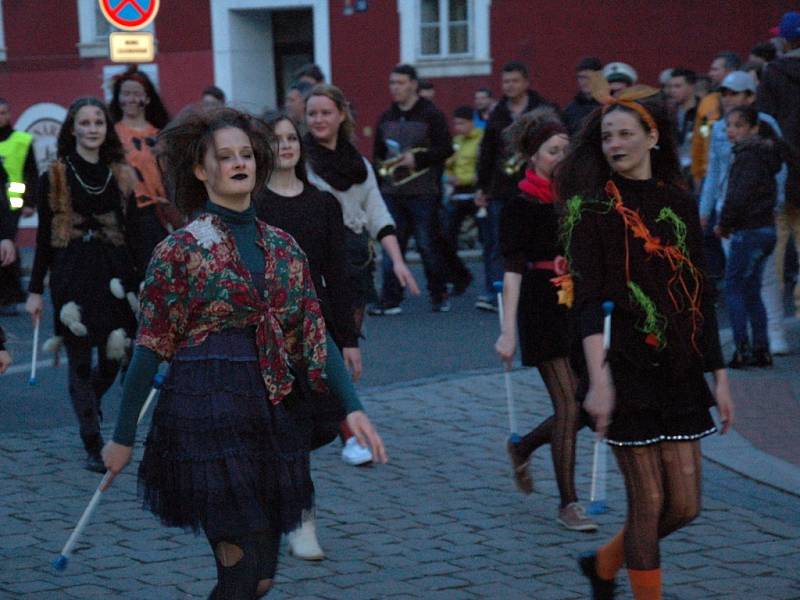 Tradiční lampionový průvod se o víkendu vydal z chebského náměstí do areálu Krajinky. Akci oživil také chebský Mládežnický dechový orchestr. 