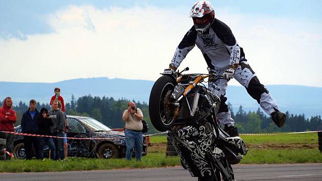 Na letišti Kříženec v Plané u Mariánských Lázní se konal další ročník Motoshow.