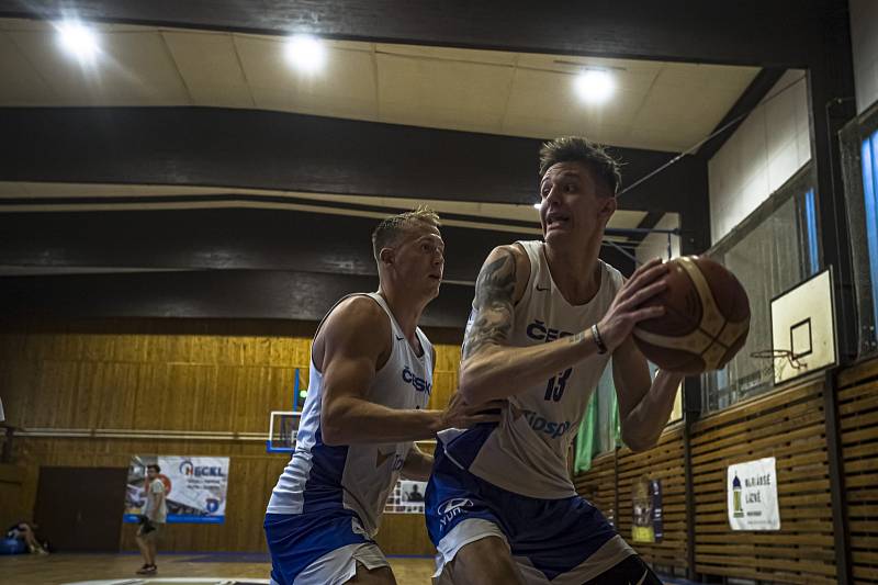 DŘINA I ODPOČINEK, to v sobě spojoval minulý týden pobyt českých basketbalistů v Mariánských Lázních. V sobotu pak proběhlo vyhlášení nejlepších hráčů minulé sezony.