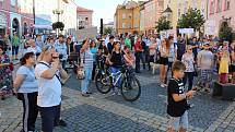 Kvůli hrozbě návratu hazardu do města uspořádala opoziční strana demonstraci před chebskou radnicí, které se zúčastnilo kolem dvou set lidí.