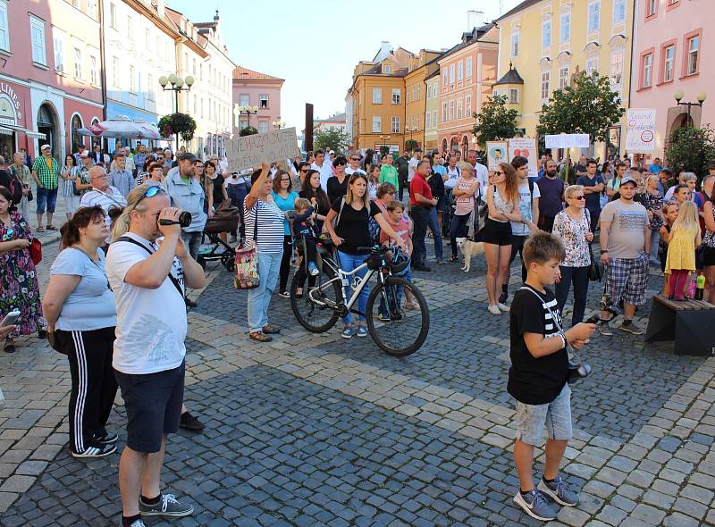 Kvůli hrozbě návratu hazardu do města uspořádala opoziční strana demonstraci před chebskou radnicí, které se zúčastnilo kolem dvou set lidí.