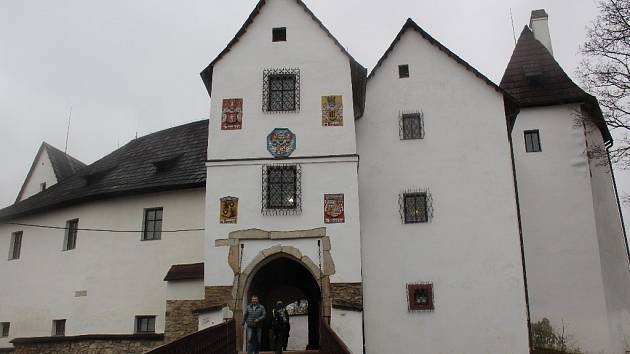 Hrady a zámky v Karlovarském kraji se postupně otevírají veřejnosti. Jedním z prvních hradů, který letos pro turisty otevřel své brány, byl hrad Seeberg u Františkových Lázní.