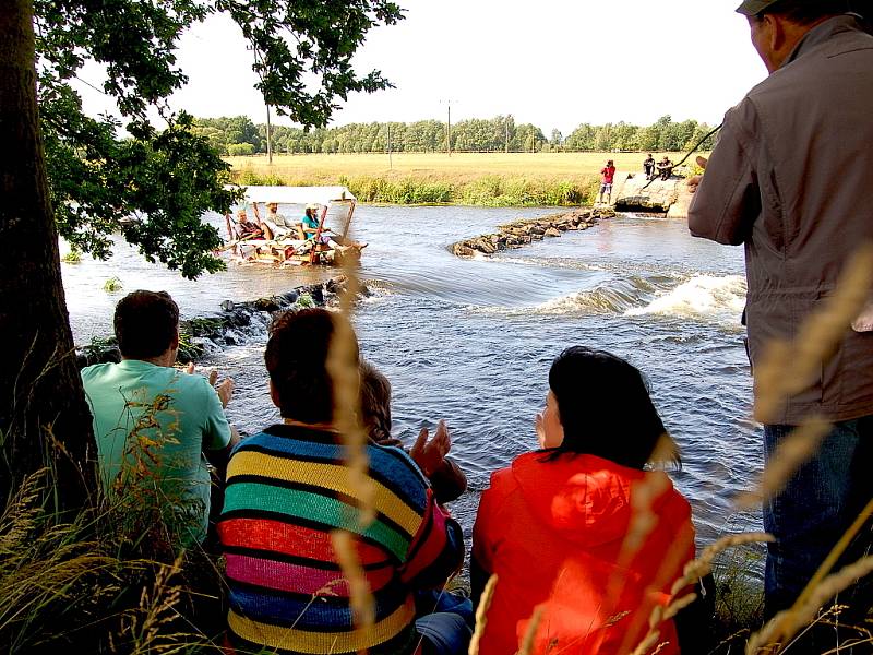 TŘETÍ ROČNÍK neckyády v Nebanicích přitáhl k vodě mnoho fanoušků této netradiční zábavy.