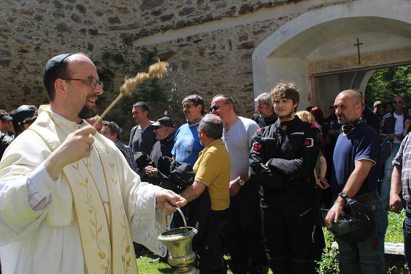 JARNÍ BLOUDĚNÍ S DUCHY. U příležitosti zahájení motorkářské sezony ve Vysoké silným strojům požehnal farář.