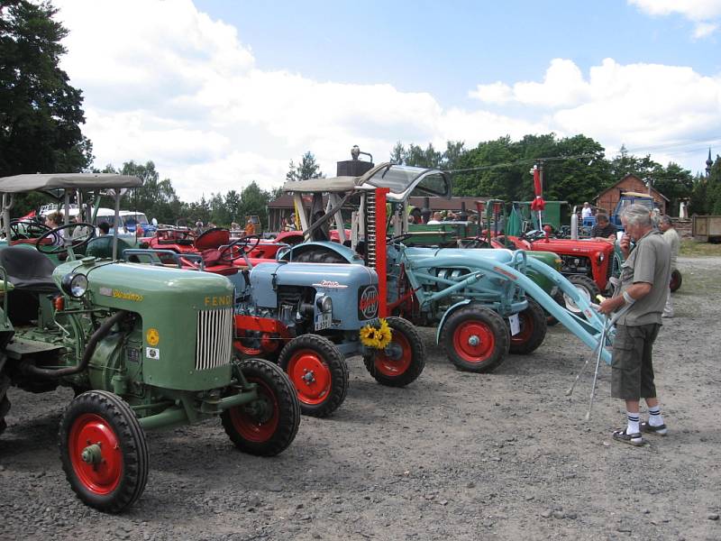 KAŽDÝ traktor byl svým způsobem jedinečný. Stroje se těšily velkému zájmu. 