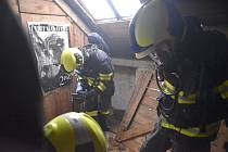 U požáru rodinného domu v Rájově u Mnichova na Mariánskolázeňsku zasahovaly v pondělí dopoledne tři jednotky hasičů.