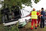 Na složky záchranného systému z obou stran hranice čekal nelehký úkol. Autobus v příkopě byl plný naříkajících lidí, osobní auto se čtyřmi cestujícími na střeše a z automobilové cisterny unikala kyselina. 