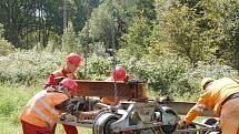 PRÁCE NA POSLEDNÍ ČÁSTI třetího tranzitního koridoru na trati Cheb Cheb státní hranice jsou v plném proudu. Stavebníci právě nyní připravují okolí kolem trati pro novou etapu. 