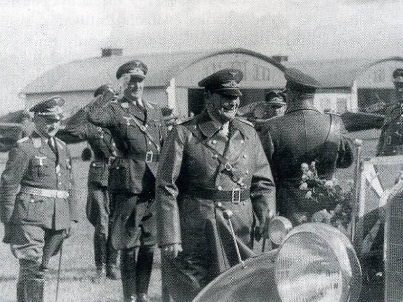 Herman Goering na inspekci chebského letiště