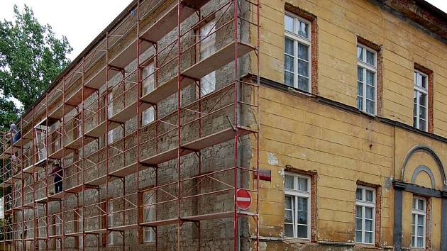 Práce na opravě fasády chebské fary už začaly