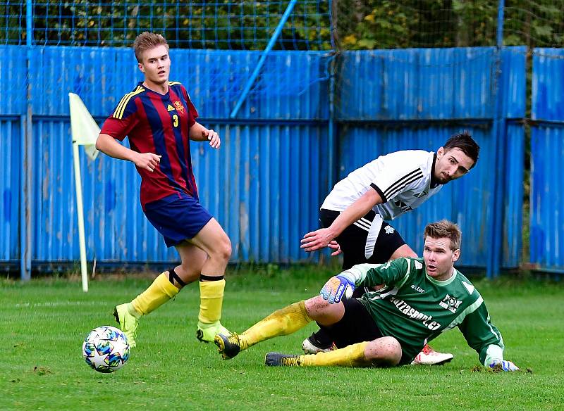 Jedenáct branek obdržel novorolský FK v rámci derby na půdě nejdeckého FK (v bílém), čímž si připsal na účet pátou podzimní porážku.