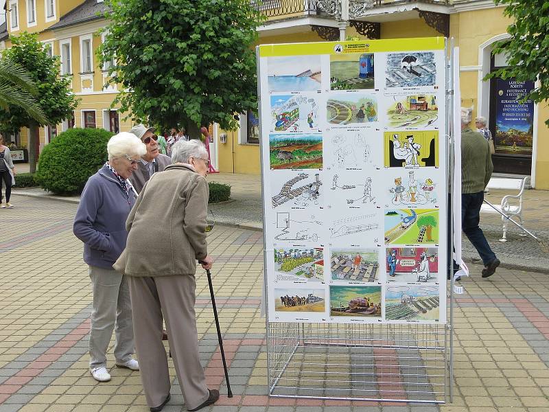 Přes osm stovek vtipů bylo týden vidět na Národní třídě ve Františkových Lázních. Konal se tu totiž pátý ročník Mezinárodního festivalu kresleného humoru.