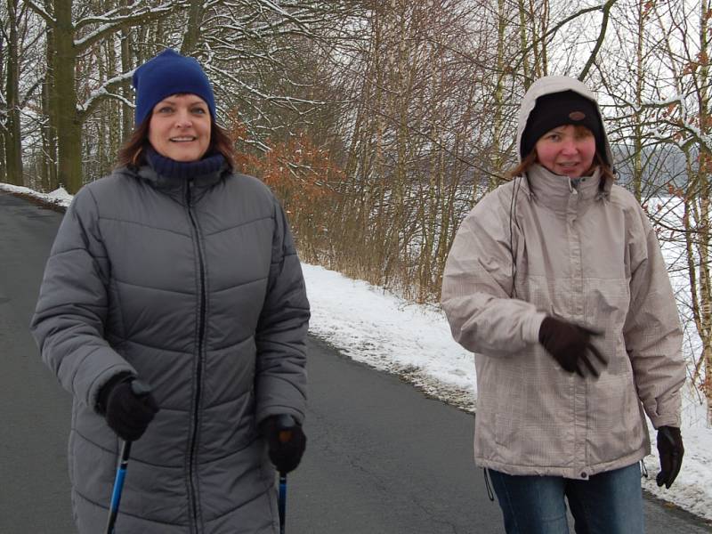 NADŠENCI z Občanského sdružení při Základní škole Františkovy Lázně pořádali už třetí ročník ´Silvestrovského pochodu pro radost´. Trasa vedla od františkolázeňské školy na Seeberg a zpět. Desítky účastníků se skvěle protáhly před večerním slavením. 