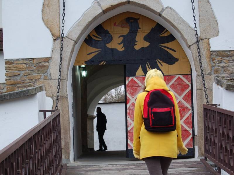 HRAD SEEBERG v Ostrohu u Františkových Lázní už v sobotu zahájil letošní sezónu. Hosté brali historickou památku s úsměvem útokem. Foto:Deník/Vladimír Kučera