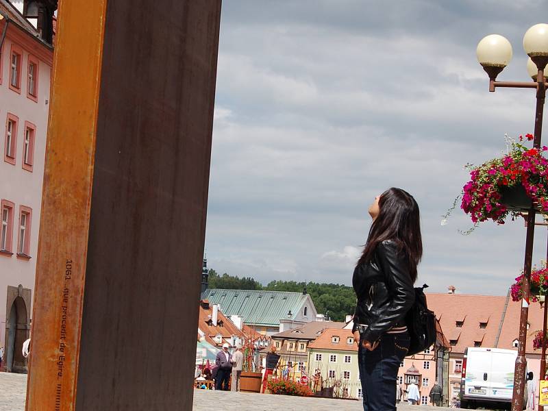 Artefakt Brána času stojí na zrekonstruované chebské pěší zóně. Fotografie jsou z roku 2010, kdy tu byla nainstalovaná. 