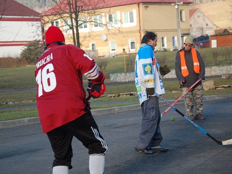 Milíkovští hokejisté přivítali nový rok tradičním utkáním.