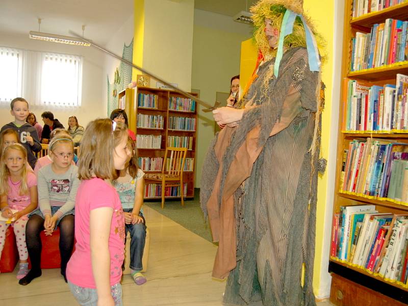 Děti ze základní školy se v dětském oddělení Městské knihovny v Chebu zúčastnily pasování na čtenáře. 