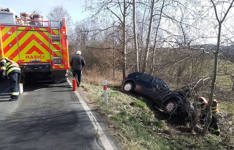 Hasiči vysvobodili malého srnce u Lesního pramene, zasahovali také u nehod