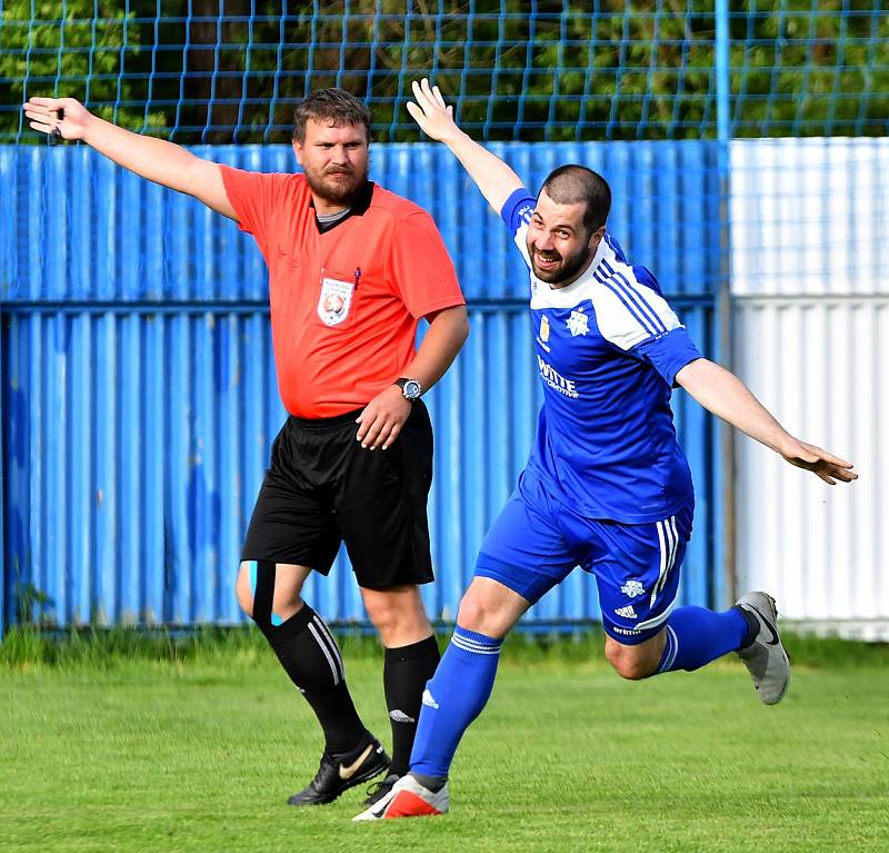 Nejdecký FK udolal před svými fanoušky Františkovy Lázně (ve žlutém) v poměru 2:1.