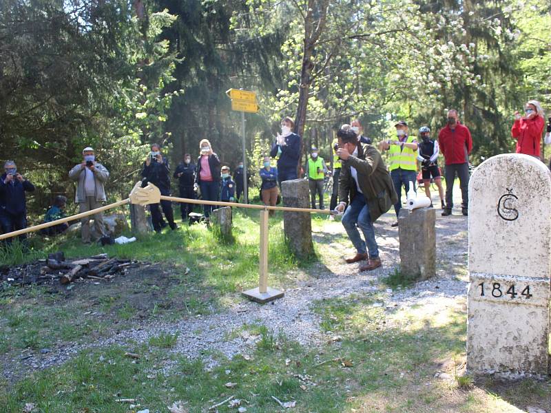 Zhruba stovka lidí dorazila na česko-německé hranice mezi Libou a Selbem. Protestovali proti dlouhodobému uzavření hranic, které podle iniciátorů už postrádá smysl.