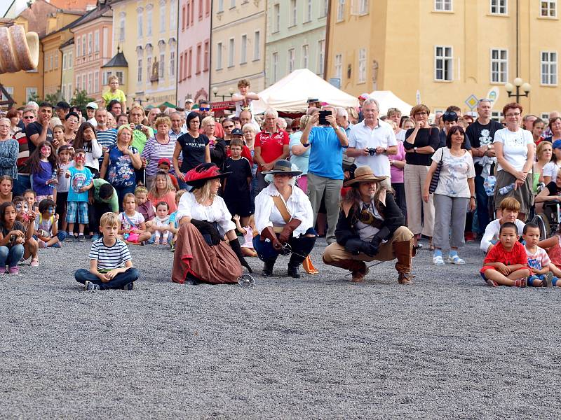 Jarmark, středověká vesnička, rytířský turnaj na koních a také velká bitva. To a spousty dalšího čekalo na návštěvníky Valdštejnských slavností, které se v Chebu konaly uplynulý pátek a sobotu.