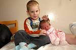 MICHAELA KASTLOVÁ přišla na svět ve středu 8. října ve 12.45 hodin. Při narození vážila  2860 gramů a měřila 47 centimetrů. Stejnou váhu a míru měl při narození tříletý bráška Kubík, prozradil tatínek Filip a maminka Jarmila.