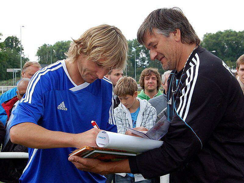 Fotbalista Pavel Nedvěd rozdával ve Skalné autogramy.