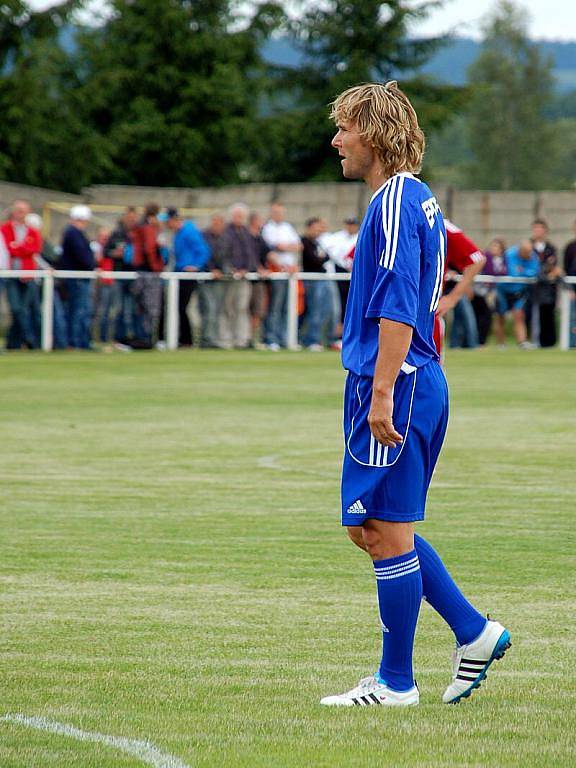 Fotbalista Pavel Nedvěd rozdával ve Skalné autogramy.