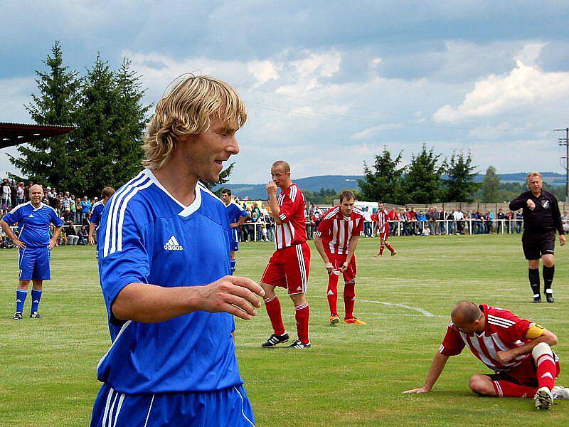 Fotbalista Pavel Nedvěd rozdával ve Skalné autogramy.