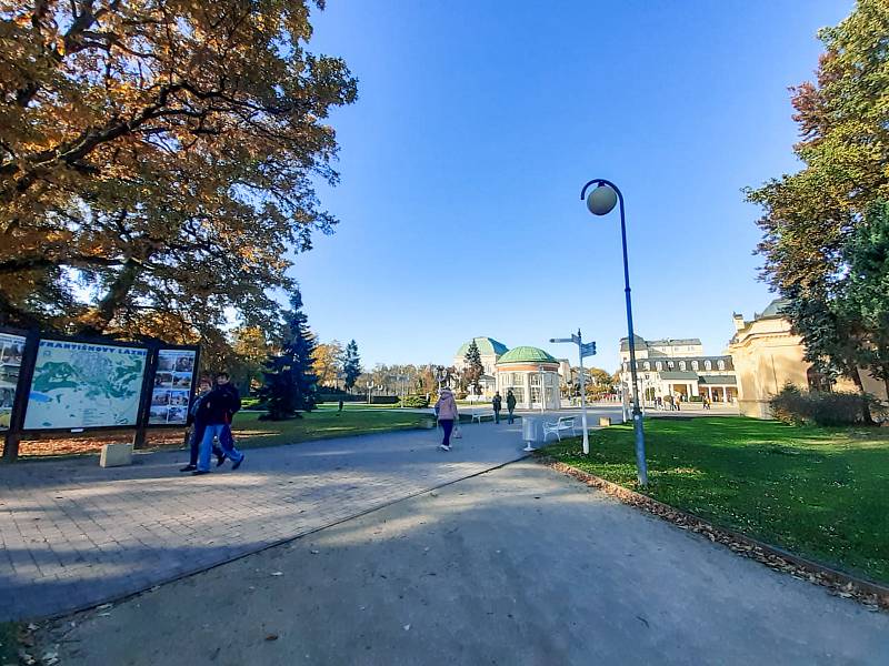 Podzim ve Františkových Lázních láká velkou řadu turistů. Největší klientelu zastupují němečtí návštěvníci, velkou oblibu má město i u tuzemských hostů.