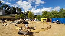 Skatepark je rozdělený zámkovou dlažbou na dvě části. „Té první se říká Plaza, je to velká plocha, která simuluje začátky skateboardingu v Americe. Jedná se o takzvaný Street," vysvětluje Jaroslav Šimáček.