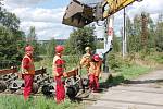 PRÁCE NA POSLEDNÍ ČÁSTI třetího tranzitního koridoru na trati Cheb Cheb státní hranice jsou v plném proudu. Stavebníci právě nyní připravují okolí kolem trati pro novou etapu. 