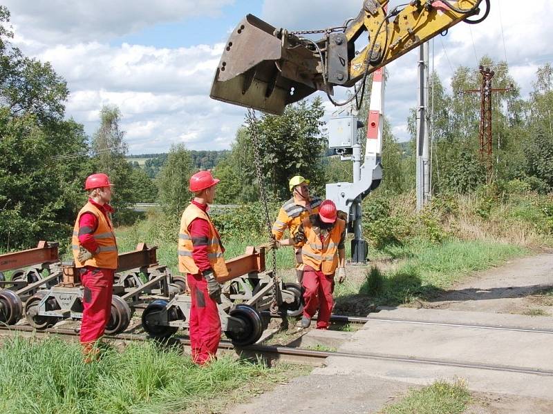 PRÁCE NA POSLEDNÍ ČÁSTI třetího tranzitního koridoru na trati Cheb Cheb státní hranice jsou v plném proudu. Stavebníci právě nyní připravují okolí kolem trati pro novou etapu. 