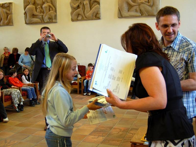 Z rukou představitelů Ekocentra převzaly děti na chebské radnici ocenění