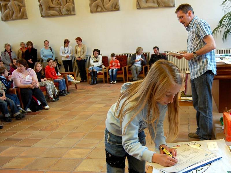 Z rukou představitelů Ekocentra převzaly děti na chebské radnici ocenění