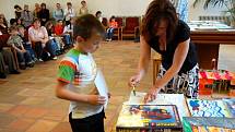 Z rukou představitelů Ekocentra převzaly děti na chebské radnici ocenění