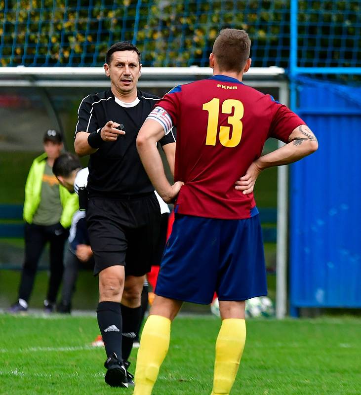 Jedenáct branek obdržel novorolský FK v rámci derby na půdě nejdeckého FK (v bílém), čímž si připsal na účet pátou podzimní porážku.