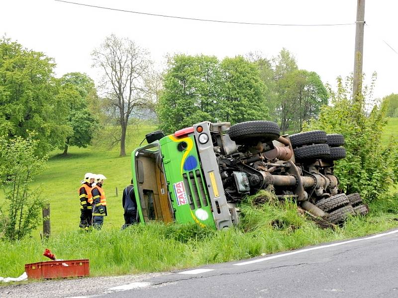 PŘEVRÁCENÝ AUTODOMÍCHÁVAČ se po úhybném manévru na silnici z Aše do Hranic převrátil do příkopu. 