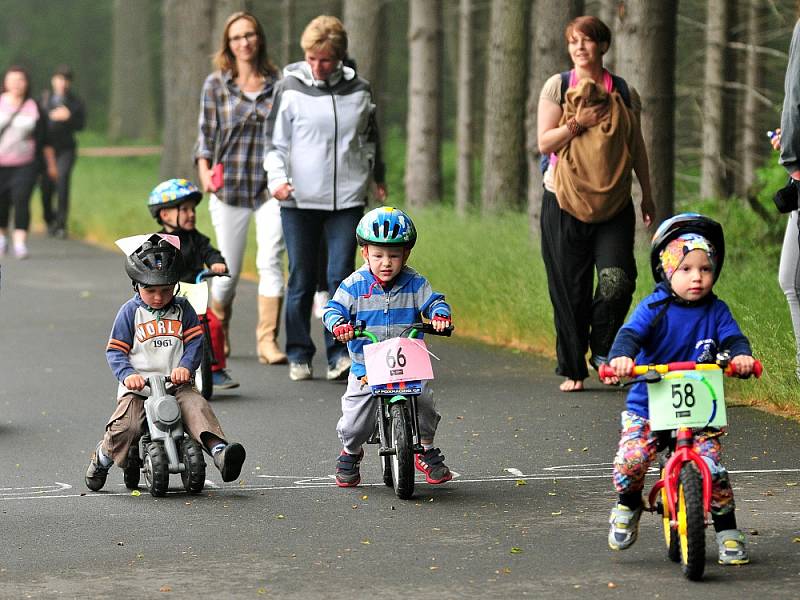 Malí cyklisté svištěli vrchem Háj.