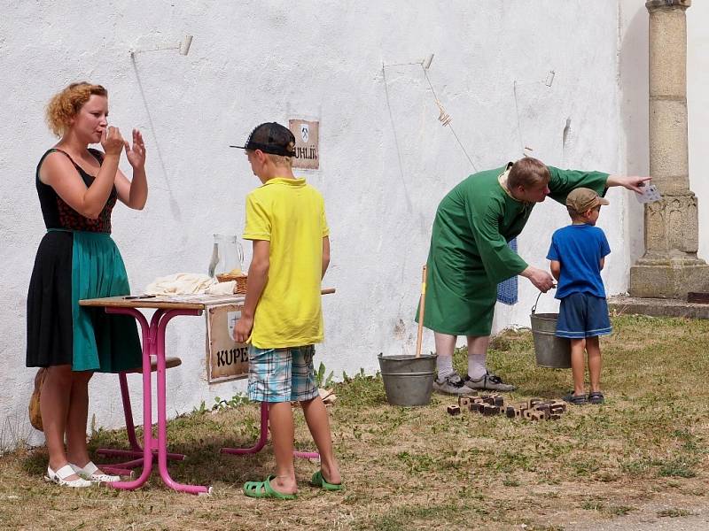 Tradiční historický jarmark s kulturním programem se o víkendu konal na hradě Seeberg nedaleko Františkových Lázní.