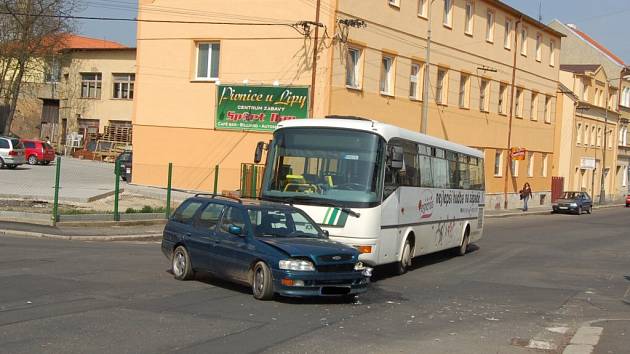 Dopravní nehoda autobusu a osobního auta v Chebu