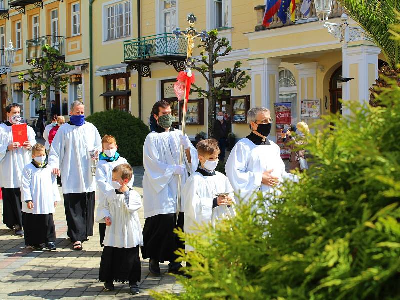 Během žehnání pramenům museli lidé dodržovat epidemiologická nařízení.