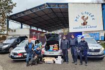 Policisté navštívili psí útulek v Mariánských Lázních.