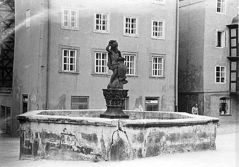 Náměstí Krále Jiřího z Poděbrad v Chebu se změnilo v průběhu let několikrát.