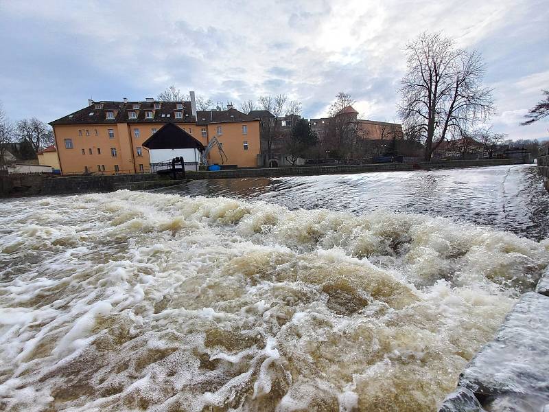 Řeka Ohře byla o víkendu trochu rozbouřená.