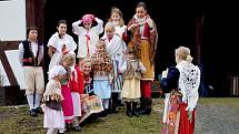 Vystoupení folklorního souboru Marjánek přitáhlo řadu návštěvníků na hrad Seeberg v Ostrohu.