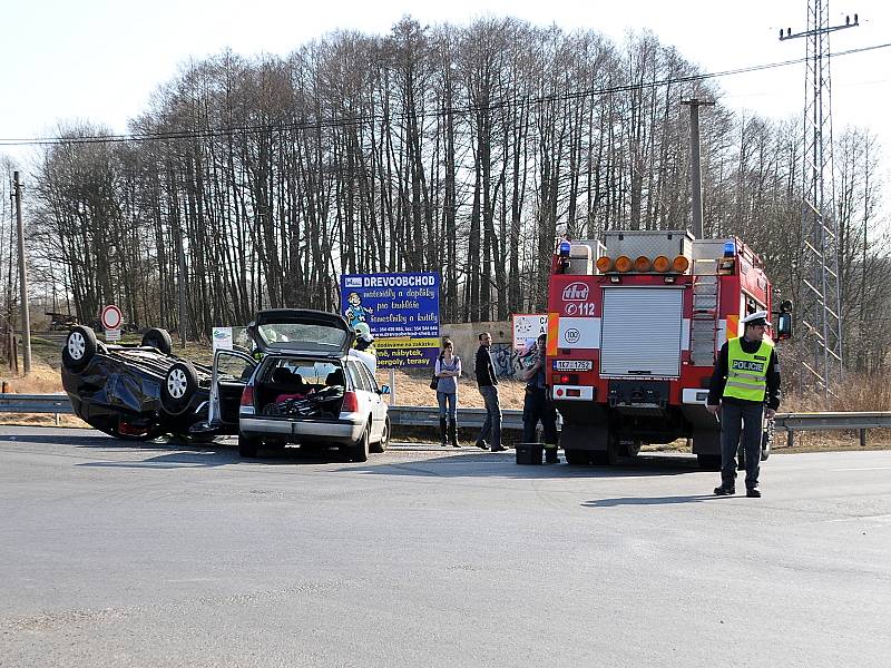 Auto na střeše zůstalo po dopravní nehodě, která se odehrála na křižovatce chebských ulic Vrázova a Nižnětagilská.