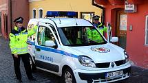 JEDNO Z VOZIDEL chebských strážníků získá omyvatelný interiér. Městská policie v něm bude transportovat opilce na záchytku. 