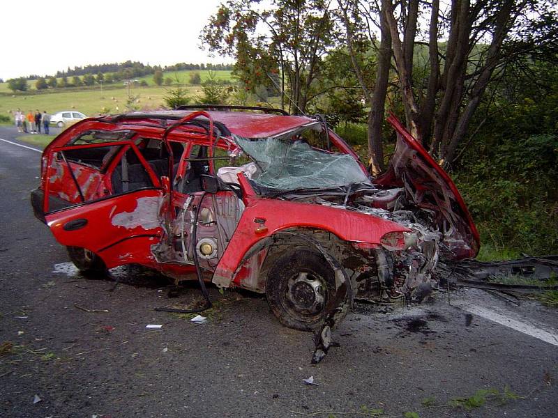 Ve čtvrtek 6. srpna večer havaroval u obce Zádub – Závišín osobní automobil Mitsubishi Lancer. Záchranka převezla jednoho lehce a jednoho těžce zraněného do nemocnice. 